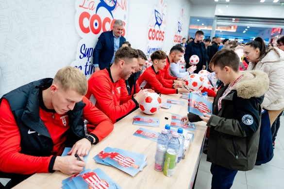 La Cocoș a dat iar lovitura. Trafic blocat în oraș la deschiderea noului magazin VIDEO&FOTO