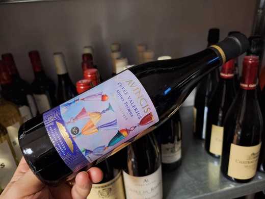 Vinul zilei: un vin unic, obținut din soiul Alutus, o încrucișare între Băbească Neagră și Saperavi, un roșu cu arome de fructe negre coapte, vanilie, ciocolată, lemn dulce și condimente. Perfect alături de piept de rață, risotto cu ciuperci sau brânzeturi maturate