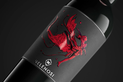 Vinul zilei: un cupaj elegant din Cabernet Sauvignon, Merlot și Syrah, cu note olfactive de mure, cireșe negre, lemn dulce, piper negru și tabac, urmate pe palat de arome fructate. Cotat cu 99 puncte Luca Maroni