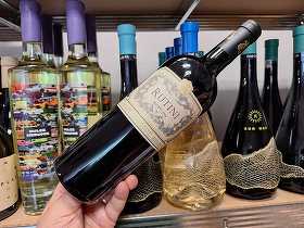 Vinul zilei: un Malbec argentinian cu arome principale de fructe roșii, un vin versatil gastronomic, perfect pentru carne roșie, vânat, empanadas de vită, plăcinte cu carne sau brânzeturi maturate. Cotat cu 92 puncte James Suckling