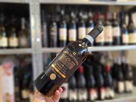 Vinul zilei: un cupaj roșu din sudul Italiei, obținut prin metoda Appassimento, un vin cu note intense de fructe roșii, ciocolată, condimente și fructe deshidratate. Savuros alături de paste cu sosuri bogate sau pizza cu topping de carne sau ciuperci