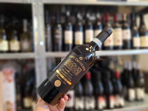 Vinul zilei: un cupaj roșu din sudul Italiei, obținut prin metoda Appassimento, un vin cu note intense de fructe roșii, ciocolată, condimente și fructe deshidratate. Savuros alături de paste cu sosuri bogate sau pizza cu topping de carne sau ciuperci