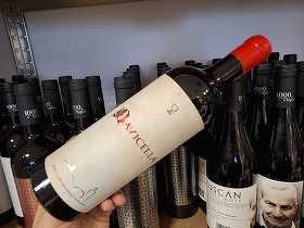 Vinul zilei: un asamblaj roșu clasic și elegant, obținut din Pinot Noir, Cabernet Sauvignon și Merlot, un vin cu arome principale de fructe roșii, savuros alături brânzeturi fine și preparate din carne