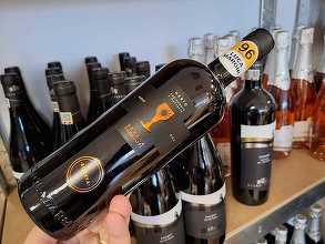 Vinul zilei: un cupaj roșu din sudul Italiei, un vin elaborat, amplu, cu o structură interesantă, dominată de fructe coapte și condimente. Cotat cu 96 de puncte Luca Maroni