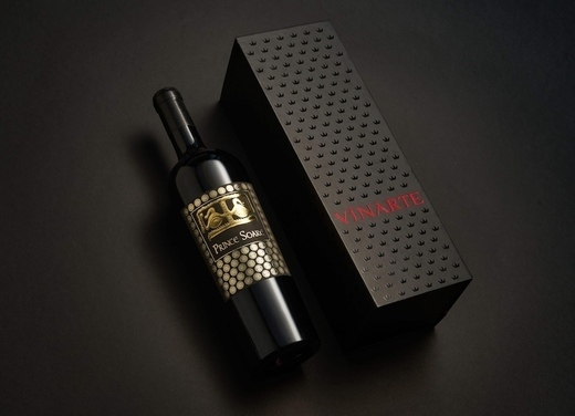 Vinul zilei: un cupaj de Merlot și Cabernet Sauvignon, produs în ediție limitată. Un roșu de colecție, cu note de fructe negre și lemn exotic, dedicat celor care apreciază eleganța și profunzimea unui vin superpremium românesc