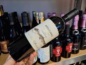 Vinul zilei: o simfonie de fructe negre și condimente, născută din practici biodinamice sub briza Pacificului; un roșu dens și memorabil, creat pentru a pune în valoare cele mai rafinate preparate din carne