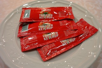 Pliculețele cu ketchup, maioneză, zahăr vor dispărea. Nu veți mai găsi nici pungile de plastic subțiri de la raftul magazinului și nici micile flacoane de șampon din hoteluri - Interdicție din 2030
