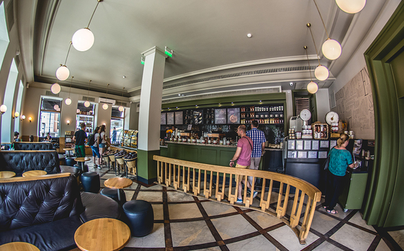 FOTO Starbucks închide în România un local emblematic. Cafeneaua de la Hanu' lui Manuc, oprită după mai bine de un deceniu