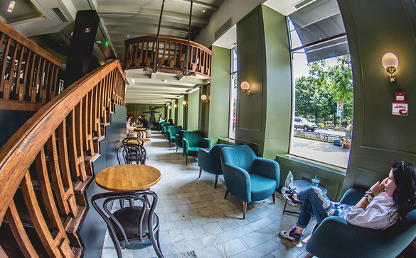 FOTO Starbucks închide în România un local emblematic. Cafeneaua de la Hanu' lui Manuc, oprită după mai bine de un deceniu