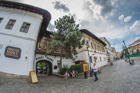 FOTO Starbucks închide în România un local emblematic. Cafeneaua de la Hanu' lui Manuc, oprită după mai bine de un deceniu