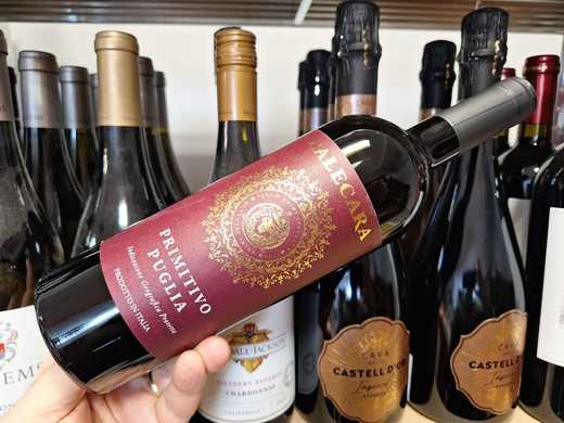 Vinul zilei: un Primitivo care aduce în pahar eleganța sudului Italiei. Arome de prune coapte din plăcinte, vișine, fructe de pădure și fructe uscate. Un vin onest și plăcut, savuros alături de carne roșie, gulaș sau ciocolată neagră