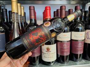 Vinul zilei: un Primitivo cu note de fructe confiate, dulceață de căpșuni, cireșe negre, vișine din compot și tente de tabac. Un vin perfect de asociat cu coaste de porc picante. Cotat cu 99 puncte Luca Maroni