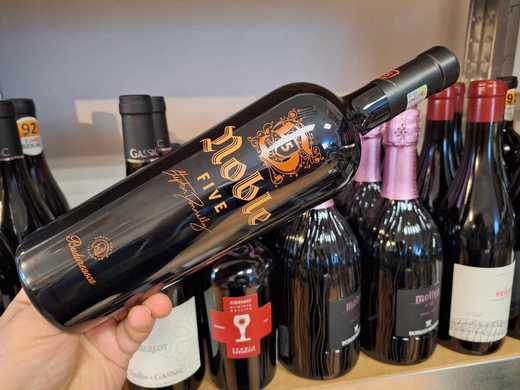 Vinul zilei: un cupaj roșu modern de Fetească Neagră, Shiraz, Cabernet Sauvignon, Merlot și Pinot Noir, medaliat cu Aur la Concours Mondial de Bruxelles 2025 și Medalie de Argint la Decanter 2025