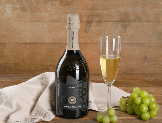Vinul zilei: un Prosecco obținut 100% din struguri Glera. Arome de fructe galbene coapte, flori albe, citrice și note de patiserie. Ideal alături de pește, fructe de mare sau brânzeturi proaspete
