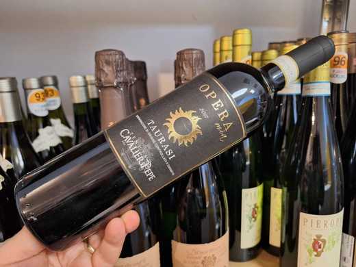 Vinul zilei: un Aglianico din celebra regiune Irpinia, cotat cu 95 puncte Wine Enthusiast. Arome olfactive de ciocolată neagră, trandafiri, coajă de portocală, alături de cireșe negre, prune și lemn dulce pe palat. Companionul ideal pentru carne roșie, coaste sau file de vită