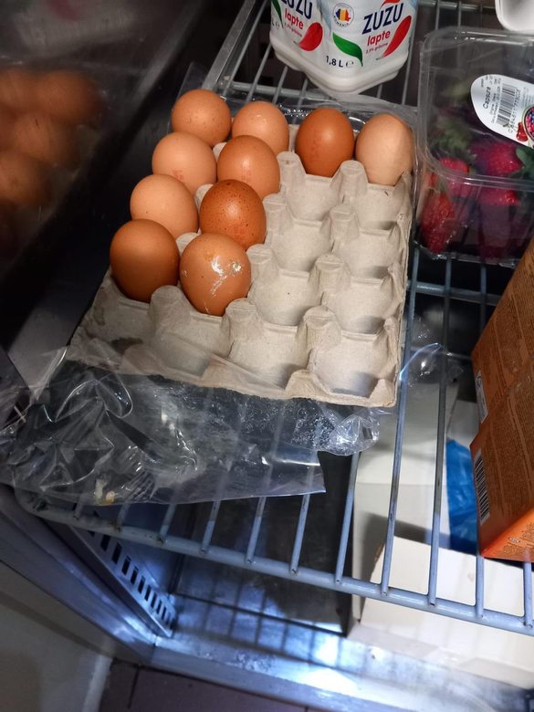 FOTO Produse de cofetărie cu mucegai și ouă cu fisuri găsite de inspectorii ANPC