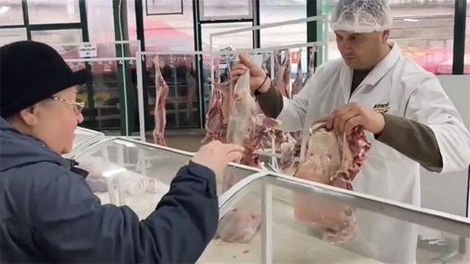 Paște de austeritate: Mieii au fost vânduți pe bucățele în unele piețe