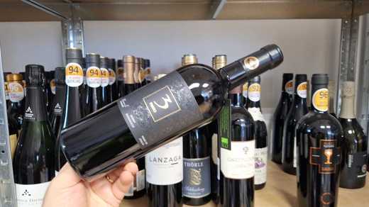 Vinul zilei: un cupaj roșu italian, cotat cu 98 de puncte Luca Maroni, un vin cu nuanțe de cireșe amare și accente de anason. Vioi și prietenos, este savuros alături de paste, carne roșie sau feluri principale cu sosuri bogate