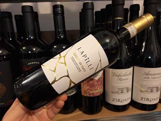 Vinul zilei: un Greco di Tufo proaspăt, cu aluzii florale, fructe albe și citrice. Un vin care oferă acea senzație de vin lucrat cu atenție și executat ca la carte
