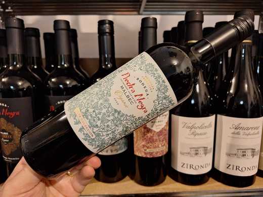 Vinul zilei: un Malbec obținut din struguri cultivați ecologic, cotat cu 91 de puncte James Suckling și 91 de puncte Falstaff. Dezvaluie arome de prune, cacao și dude, alături de note delicate de violete, taninuri fine și o aciditate proaspătă