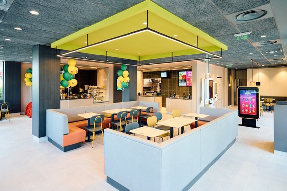 FOTO McDonald’s - record în România ca afaceri și profit, numărul de angajați a crescut semnificativ de la un an la altul. A redeschis unul dintre cele mai cunoscute restaurante, la Brașov