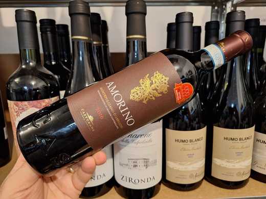 Vinul zilei: un Montepulciano care nu se grăbește și nu încearcă să impresioneze imediat, dar apoi se relevă în straturi, cucerind prin taninurile fine, notele fructate și aciditatea vie