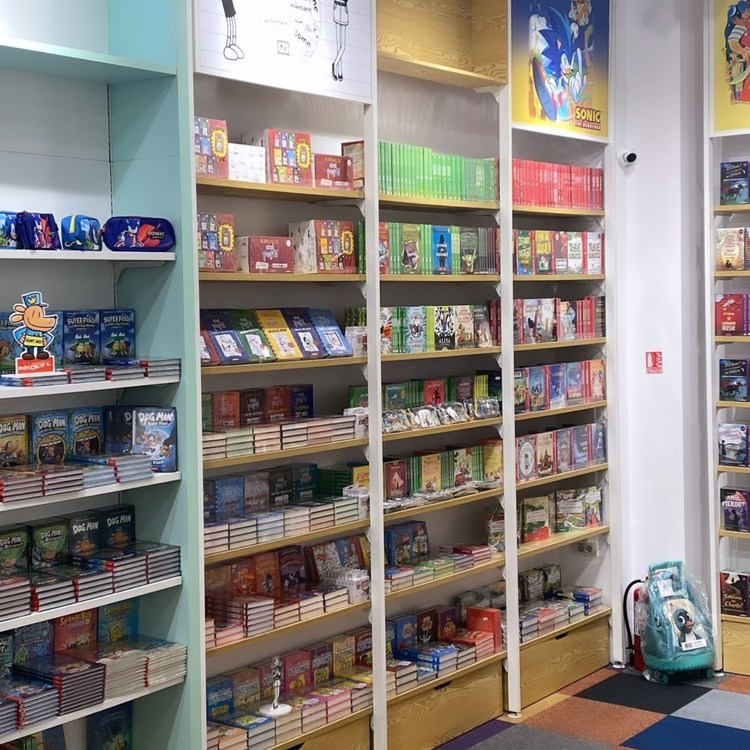 FOTO Surpriză: Liderul neoficial al editurilor intră în retailul offline, deschizând prima sa librărie. Și liderul oficial Bookzone tocmai a început să deschidă librării