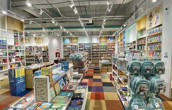 FOTO Liderul neoficial al editurilor intră în retailul offline, deschizând prima sa librărie CONFIRMARE