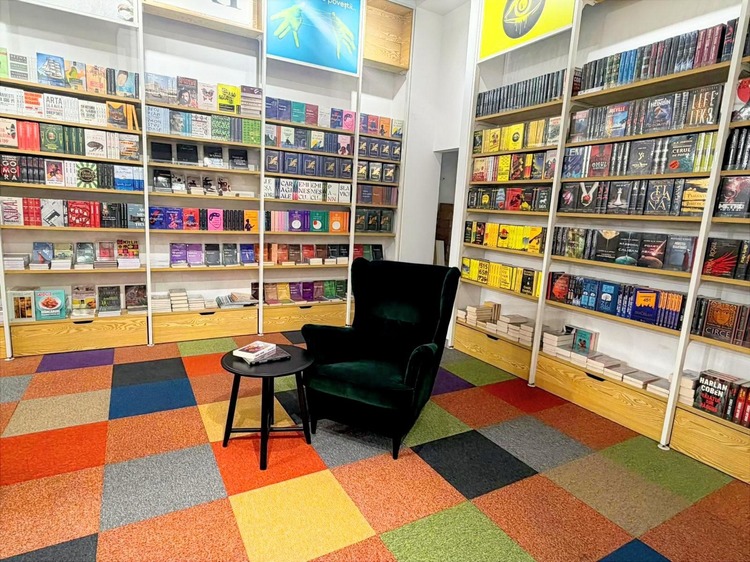 FOTO Liderul neoficial al editurilor intră în retailul offline, deschizând prima sa librărie CONFIRMARE