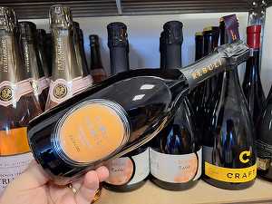 Vinul zilei: un prosecco obținut din Glera 100%, un vin care îmbină aromele florale delicate cu notele de fructe galbene și senzațiile de citrice dulci. Postgust tonic, cu tente de piersică albă și grapefruit dulce-amărui