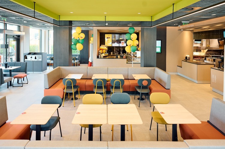 McDonald’s recrutează în România, sute de posturi deschise. Ce salarii oferă