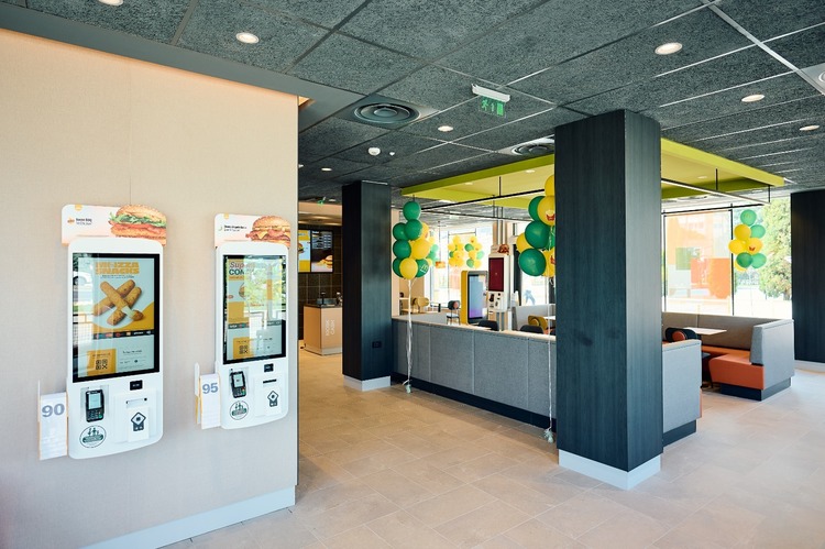 McDonald’s recrutează în România, sute de posturi deschise. Ce salarii oferă
