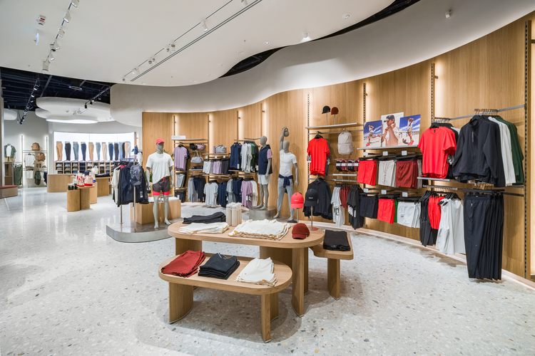 FOTO Brand celebru de magazine a intrat în România. Rețeaua Lululemon, fondată de un miliardar american, a deschis primul magazin în București