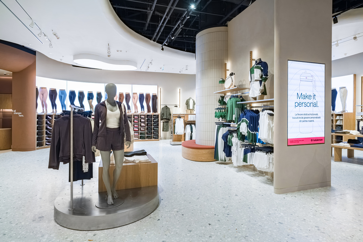 FOTO Brand celebru de magazine a intrat în România. Rețeaua Lululemon, fondată de un miliardar american, a deschis primul magazin în București