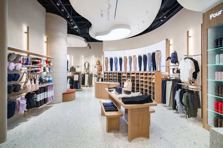 FOTO Brand celebru de magazine a intrat în România. Rețeaua Lululemon, fondată de un miliardar american, a deschis primul magazin în București