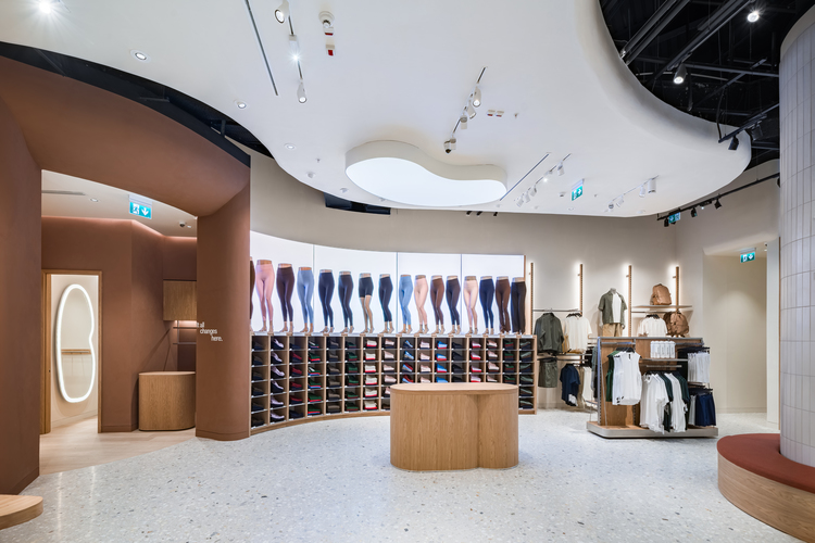 FOTO Brand celebru de magazine a intrat în România. Rețeaua Lululemon, fondată de un miliardar american, a deschis primul magazin în București