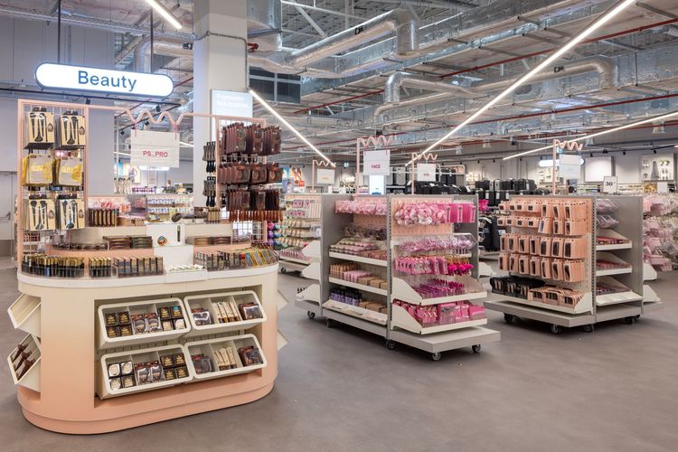 FOTO Primark deschide cu o premieră un nou magazin în România. Retailerul a investit peste 10 milioane de euro în magazinul din ElectroPutere Mall Craiova