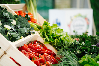 Decizie luată de Carrefour în România: oprește importurile de legume și fructe de sezon și mizează pe produsele locale
