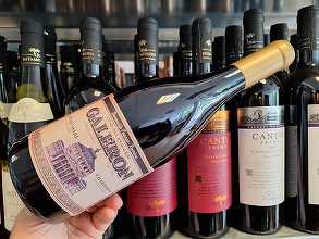 Vinul zilei: un Chardonnay BIO baricat din Dealu Mare, cu arome de fagure de miere, anason și note fine de fum, completate de accente de pară, bergamotă și vanilie. Amplu, elegant și perfect pentru iubitorii de albe cu personalitate