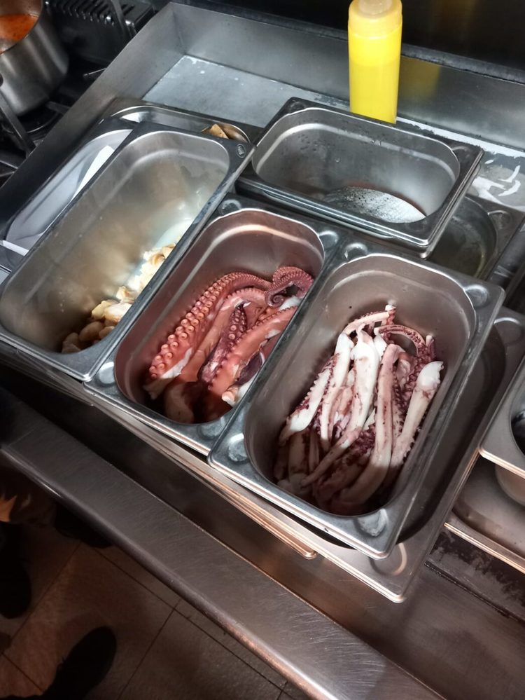 FOTO Restaurant celebru de pe litoral, închis de Protecția Consumatorilor. Ce au găsit comisarii la Golful Pescarilor