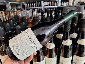 Vinul zilei: un Malbec de altitudine din Valle de Uco, cotat cu 96 de puncte Robert Parker și 96 de puncte James Suckling. Arome de căpșune, cireșe și prune coapte, susținute de mineralitate elegantă, taninuri fine și un final lung, profund și rafinat