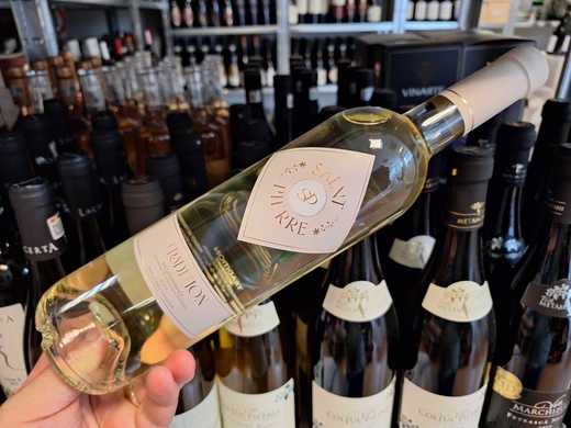Vinul zilei: un alb mediteraneean din Provence, cu note de flori albe, citrice și fructe tropicale, susținute de o aciditate vibrantă și o mineralitate fină. Proaspăt, luminos și perfect pentru mesele de vară