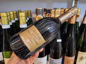 Vinul zilei: un Asolo Prosecco Superiore elegant și rafinat, cu arome de flori albe, măr Golden și pară Williams, susținute de un perlaj fin și o prospețime care îl face perfect atât ca aperitiv, cât și la masă