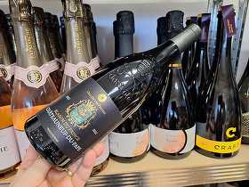 Vinul zilei: un Châteauneuf-du-Pape cotat cu 90 de puncte James Suckling, dominat de arome de coacăze roșii, cireșe, mure și ierburi mediteraneene, cu taninuri catifelate și un final elegant, care exprimă autentic terroir-ul sudului Franței
