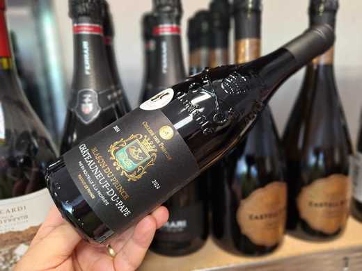 Vinul zilei: un Châteauneuf-du-Pape cotat cu 90 de puncte James Suckling, dominat de arome de coacăze roșii, cireșe, mure și ierburi mediteraneene, cu taninuri catifelate și un final elegant, care exprimă autentic terroir-ul sudului Franței