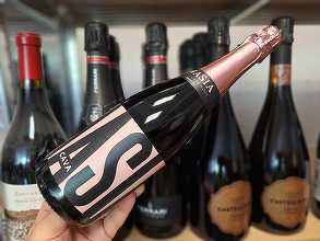 Vinul zilei: o Cava Rosé BIO din inima Cataloniei, obținută exclusiv din Pinot Noir, cu perlaj fin, arome de cireșe, căpșuni și grapefruit roz, într-un stil elegant, proaspăt și surprinzător de rafinat