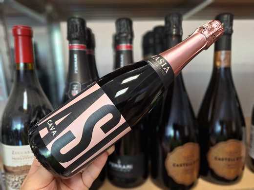 Vinul zilei: o Cava Rosé BIO din inima Cataloniei, obținută exclusiv din Pinot Noir, cu perlaj fin, arome de cireșe, căpșuni și grapefruit roz, într-un stil elegant, proaspăt și surprinzător de rafinat