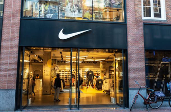 FOTO Gigantul Nike, dat în judecată. Lanțul de magazine 7-Eleven acuză că noul Air Max copiază identitatea sa vizuală
