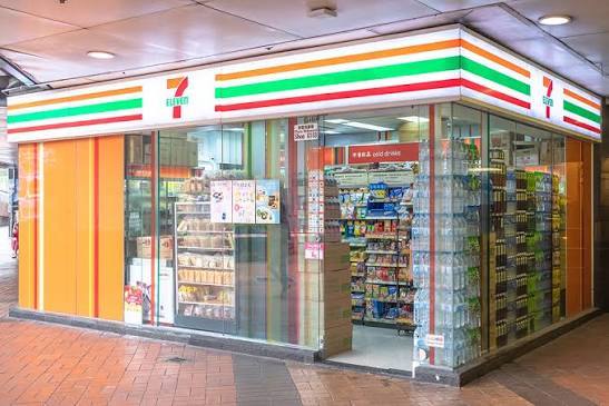 FOTO Gigantul Nike, dat în judecată. Lanțul de magazine 7-Eleven acuză că noul Air Max copiază identitatea sa vizuală