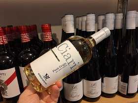 Vinul zilei: flori de piersic, citrice și fructe exotice, într-un Pinot Grigio din Veneto cu textură catifelată și final elegant. Proaspăt, versatil și numai bun pentru mesele ușoare ale sezonului cald